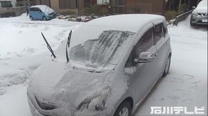 車のフロントガラスは雪の下で凍りつく…夜から朝にかけ雪 金沢で積雪13cm 強い寒気流れ込む