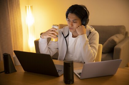 なかなか“お開き”にならない…オンライン飲みのスマートな退席は「電波」を理由にするべき？