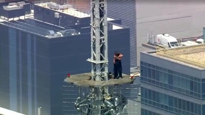 ニューヨークのエンパイアステートビル最上部に無断で登った男女2人拘束　地上443メートルで横断幕掲げプロポーズ