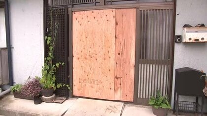 住宅にクマ侵入、玄関の引き戸壊す　飼い犬が威嚇し住人は被害免れる　直径20ｃｍほどのクマの足跡が玄関に続く　岩手県雫石町