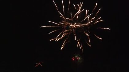 鳳凰山に浮かぶ「大」の火文字と花火の競演　夏の風物詩「大館大文字まつり」多くの観客を魅了　秋田