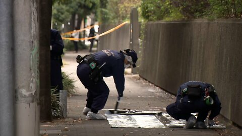 大阪地裁前で男性が首刺される　逮捕の男「金銭トラブルあった」