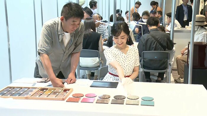 「津軽塗」を体験される佳子さま