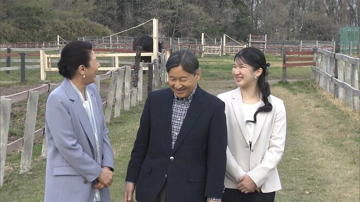 突然のハプニングに、両陛下、愛子さまから笑顔あふれる散策となった。