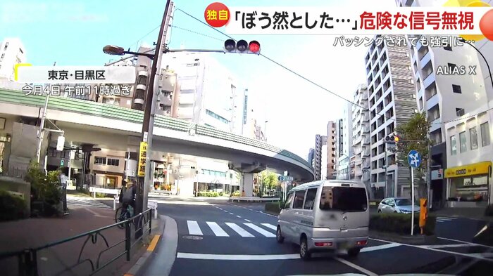 スピードを上げて交差点へ進入する車