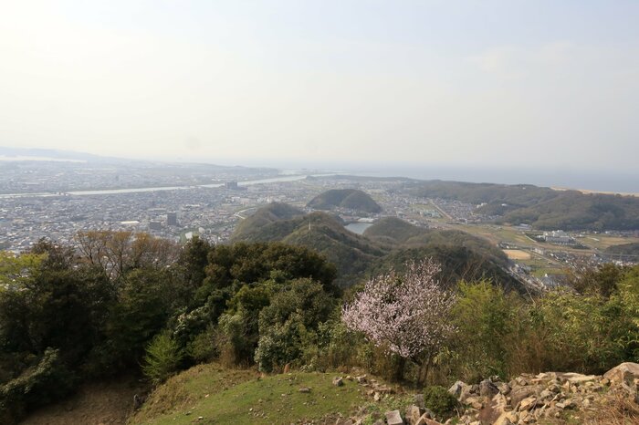 山上ノ丸から北西に伸びる尾根。いくつかのピークに支城が築かれていた