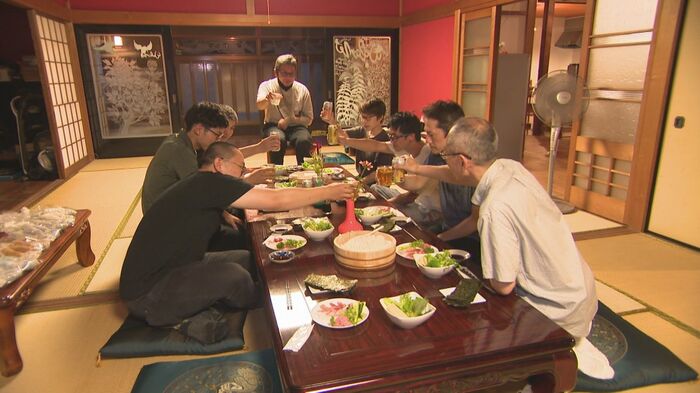 司さんは時に客と酒宴を囲む