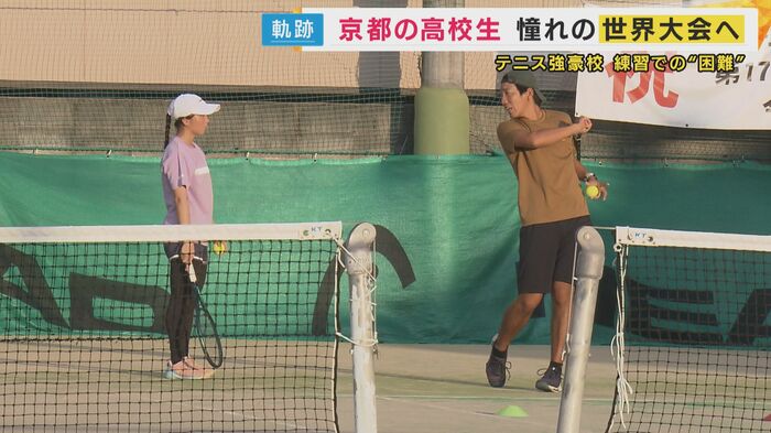 杉本千明さん（左）、京都外大西高校女子テニス部　上田大元監督（右）