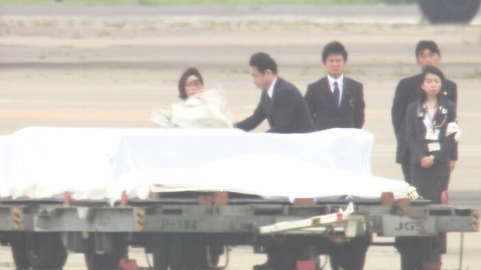 ダッカ襲撃事件の日本人犠牲者の棺に献花する岸田外相(当時)(羽田空港・2016年)
