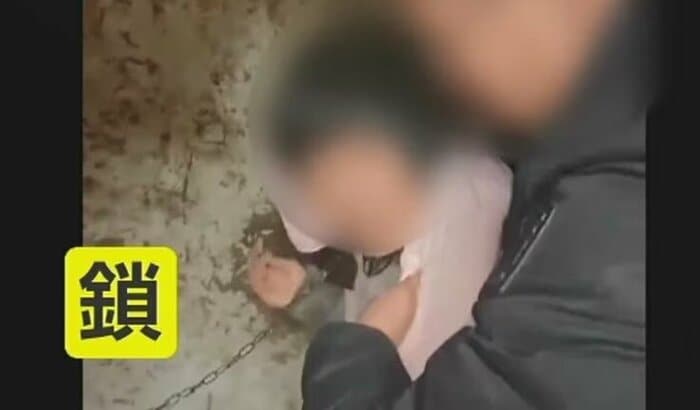 鎖でつながれていた女性(中国SNSより)
