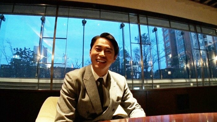 舞台挨拶のため、スーツに着替え都心に現れた東出さん
