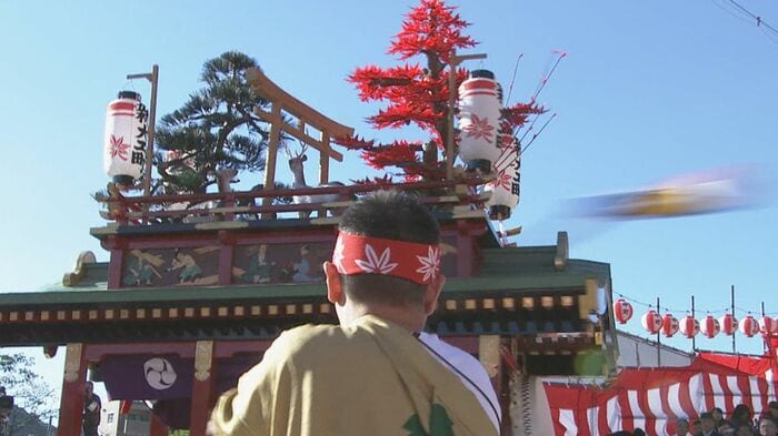 壇尻に施される大工の技と大工の神(前回の奉納踊り)