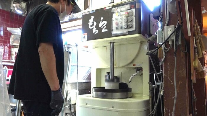 水の配合などはベテランの父・岳史さんが担当