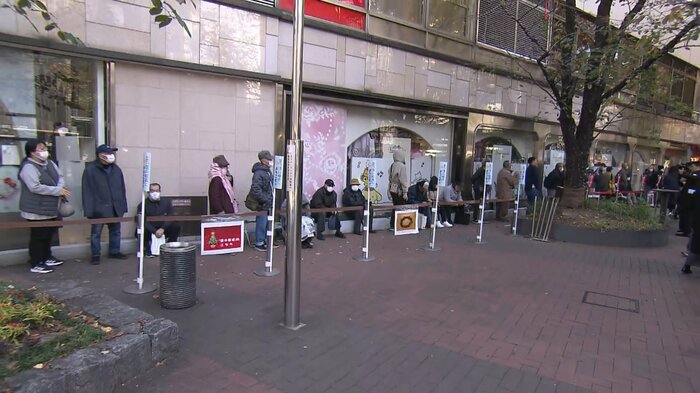 西銀座チャンスセンター前の長い行列