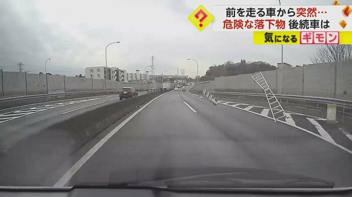 後ろの映像にも、飛んでいく脚立が映っている