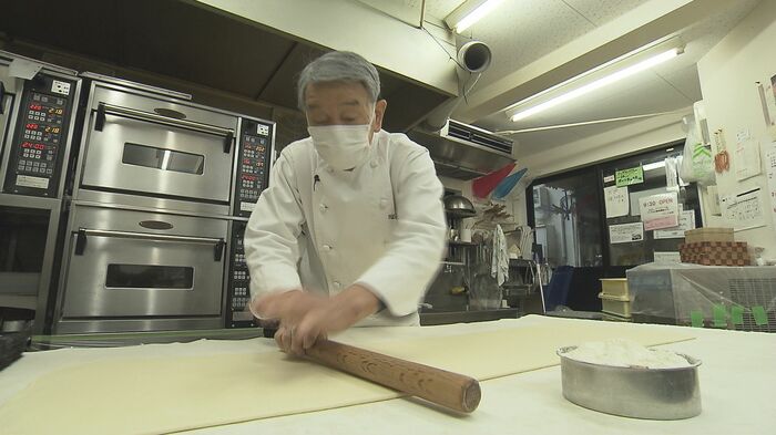生地を伸ばす