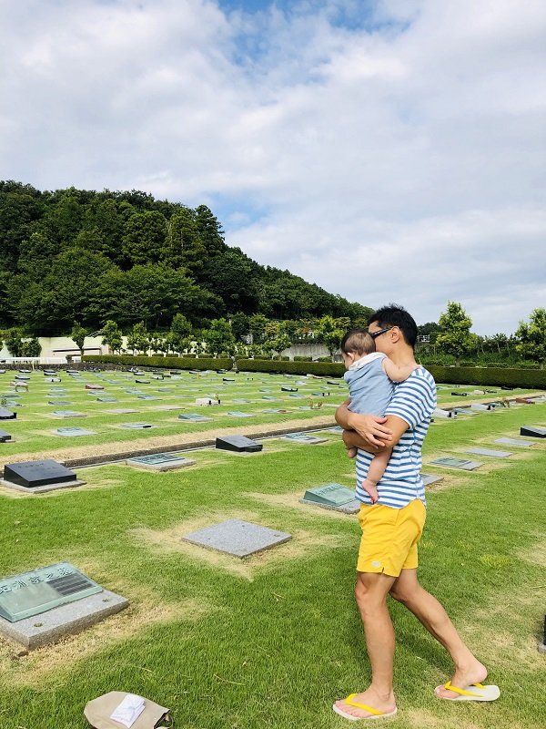 生後8ヵ月。娘の命日には家族でお墓参り(提供:池田麻里奈さん)
