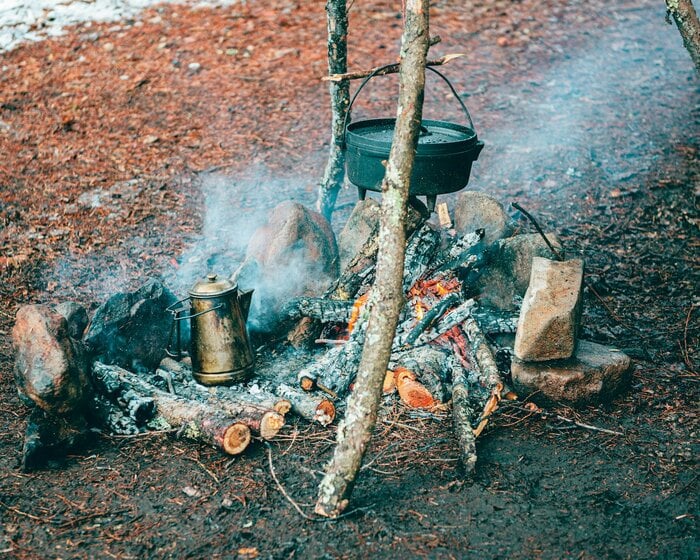 焚き火は、工夫次第でキャンプ時の調理や暖房に幅広くに使え、よりシンプルで自然に近いキャンプが楽しめる（『焚き火の教科書』より）
