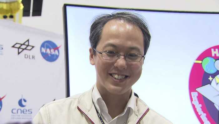 着陸成功を興奮気味にかたるJAXAプロジェクトマネージャー・津田雄一氏(2019年7月)