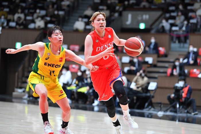 負けじと追い上げるデンソー・本川紗奈生選手