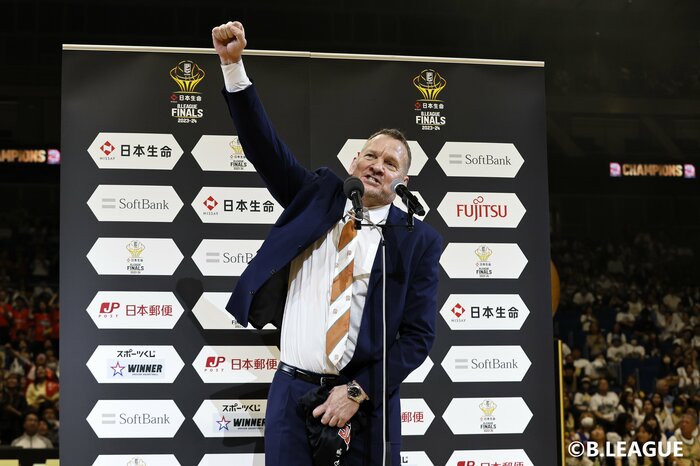 優勝インタビューで「勝ちじゃけー」と叫ぶ広島のカイル・ミリング監督(28日、横浜アリーナ)