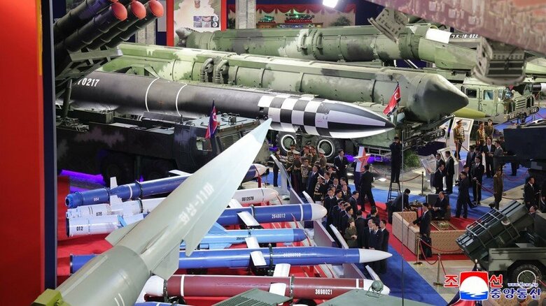 金正恩総書記が最新兵器展示会を視察　「火星11型」など並ぶ…「核抑止力などを現代化、高度化してきた結実が集結」｜FNNプライムオンライン