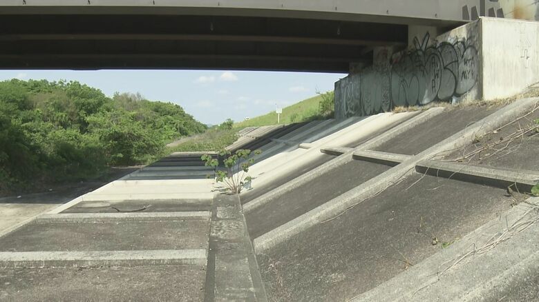 【独自】「橋にスプレーで落書き」と通報…逃げようとして警察官を突き飛ばした疑いで28歳自衛官を逮捕 器物損壊容疑でも捜査｜FNNプライムオンライン