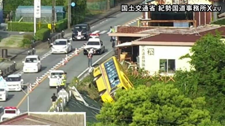 国道で中学校のスクールバスが横転 運転手の男性1人を救急搬送 生徒4人を送り届けて学校へ戻る途中｜FNNプライムオンライン