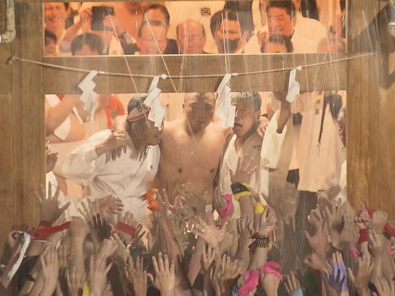 神男が生まれたままの姿で男衆へ…天下の奇祭『国府宮はだか祭』11年ぶりの3月開催×日曜日で約6万人の人出|FNNプライムオンライン
