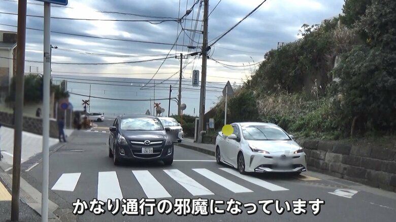 路肩に車を止めて写真撮影