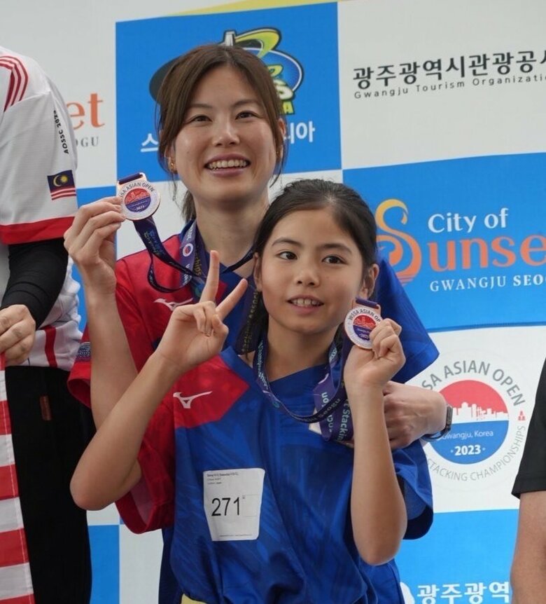 「親子ペア（10歳以下）」部門で銅メダルを獲得した澤田彩杏ちゃん（9）と母親の怜美さん（40）