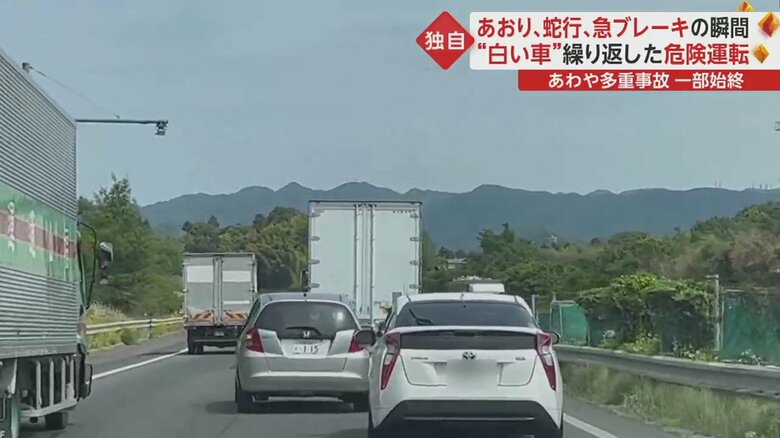 シルバーの車は車線変更
