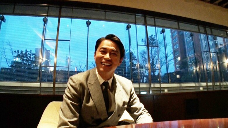 舞台挨拶のため、スーツに着替え都心に現れた東出さん