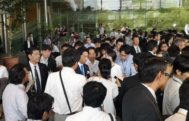 「囲み取材」に応じる小泉氏