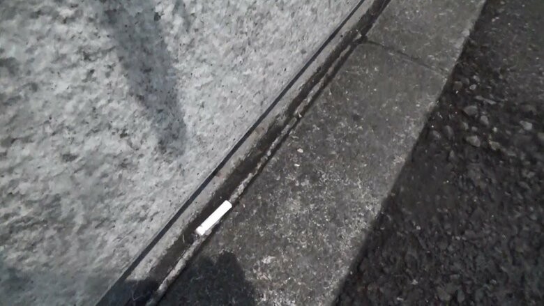 道路には吸い殻も