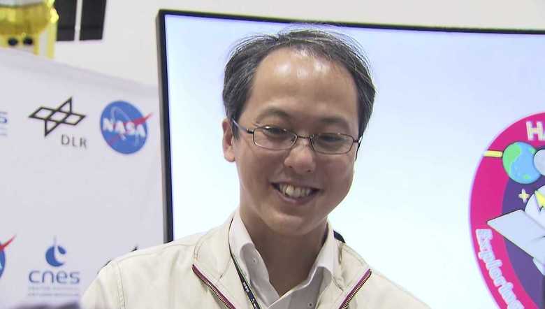 着陸成功を興奮気味にかたるJAXAプロジェクトマネージャー・津田雄一氏(2019年7月)