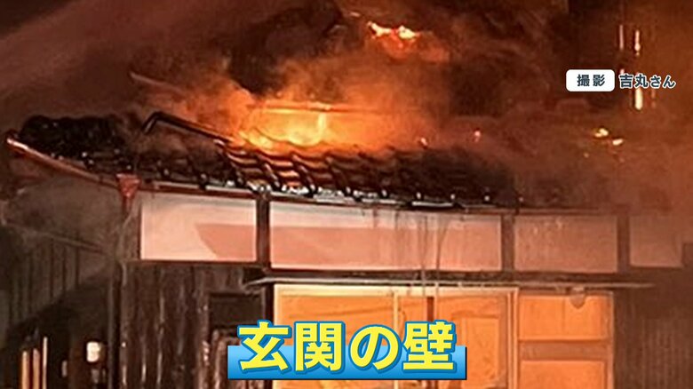 燃え上がる玄関の壁