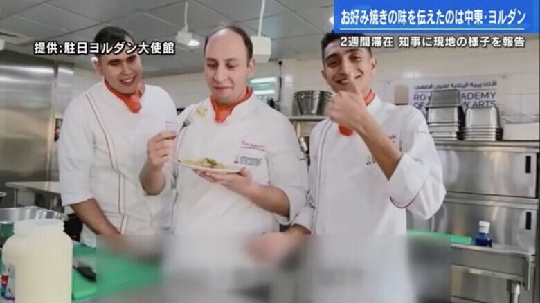 広島のお好み焼きを食べて笑顔を見せるヨルダンの人々