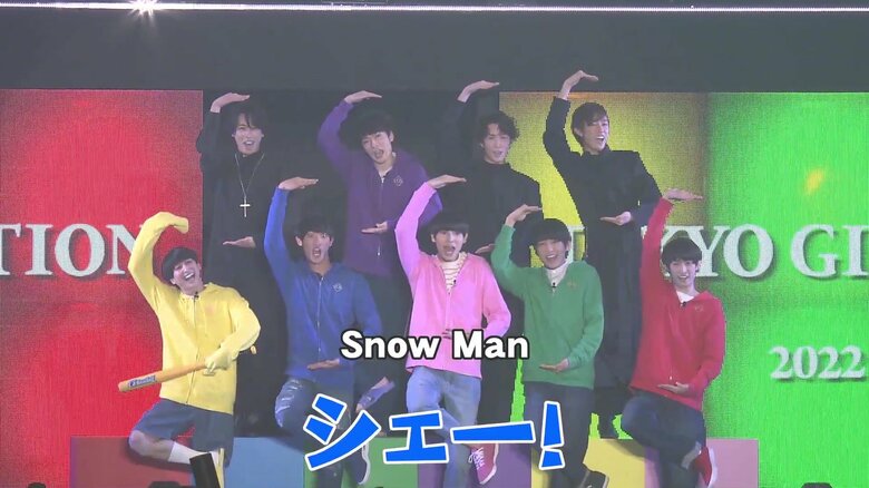 映画「おそ松さん」とのコラボステージで、劇中衣装で登場したSnow Man。ラウールさん（前列中央）は、一転してコミカルな雰囲気に