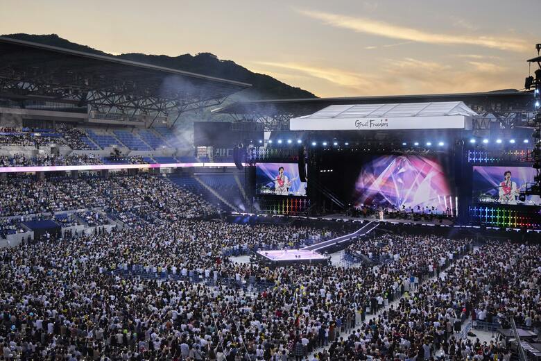 ピーススタジアムに2万5000人