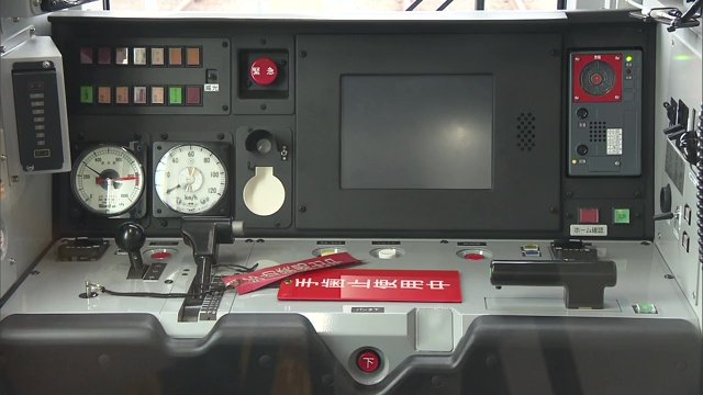 新型車両の運転席