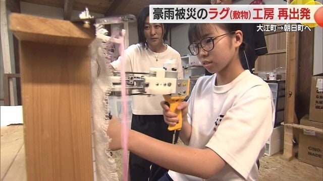 ラグ作り体験では、特殊な工具で布に糸を縫い込む