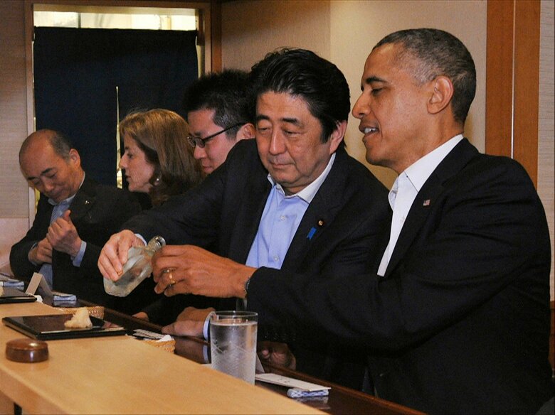 銀座すきやばし次郎での非公式夕食会（2014年4月　写真：内閣広報室提供）