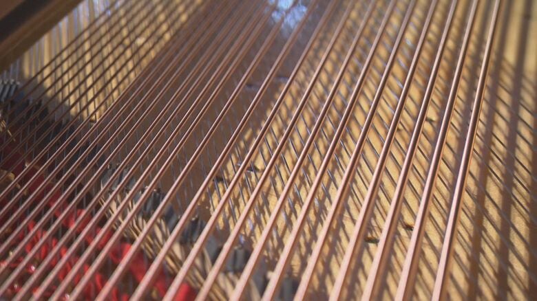 張り直された弦