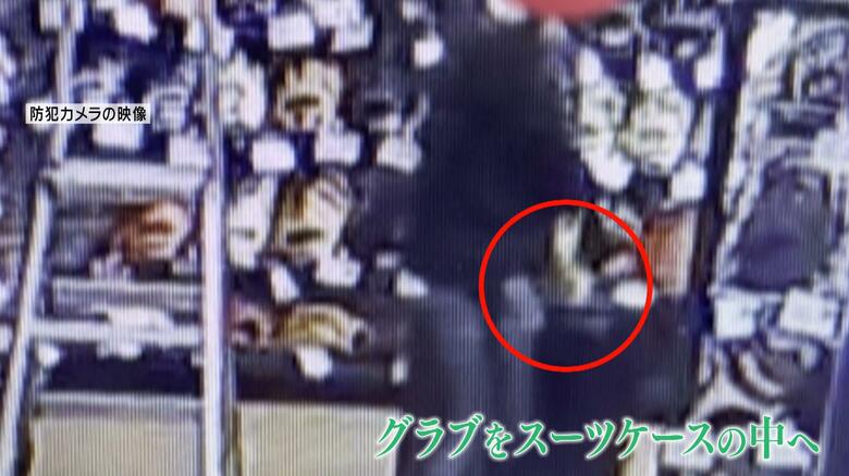 しゃがんだ瞬間にグラブをスーツケースに…