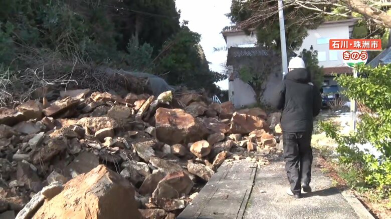 至る所で土砂崩れが発生し、道をふさいでいる