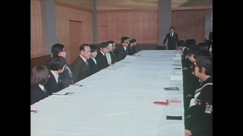 昭和54（1979）年　「豆記者」と懇談される上皇ご夫妻と秋篠宮さま