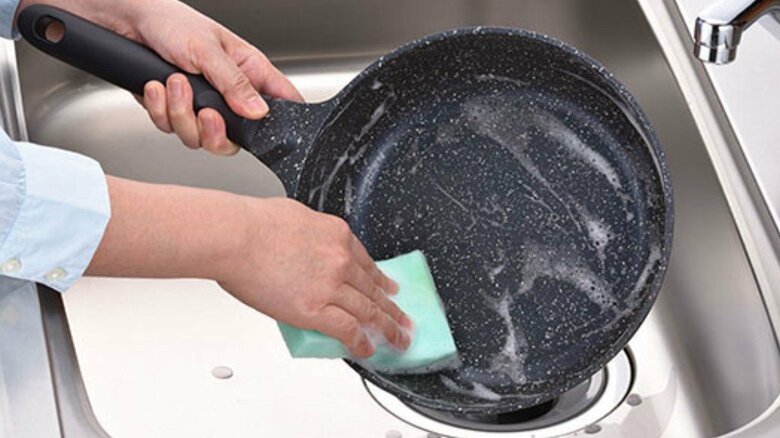 フライパンの洗い方にも注意（提供：和平フレイズ）