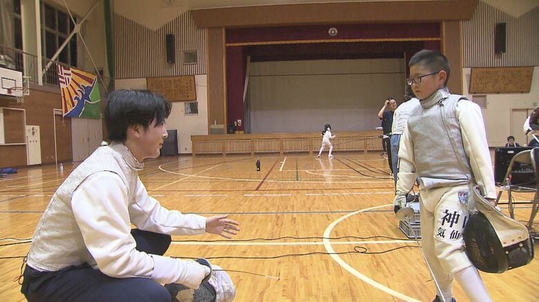 高校生から指導を受ける神山くん