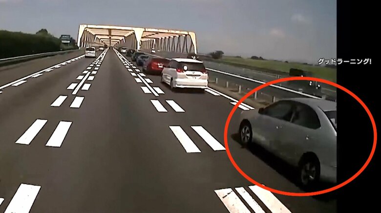 前方が詰まっていることに気づくことが遅れた車が…